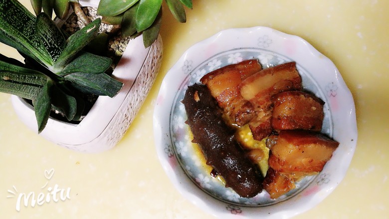 滋阴补肾海参红烧肉,起锅,浇上卤汁