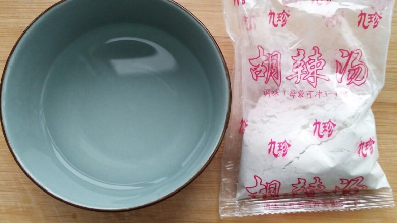 暖胃胡辣汤再冷也不怕!,拿出胡辣汤料包和半碗水。