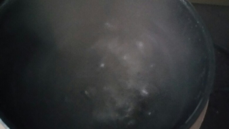 暖胃胡辣汤再冷也不怕!,水开后,倒入搅拌均匀的料包。