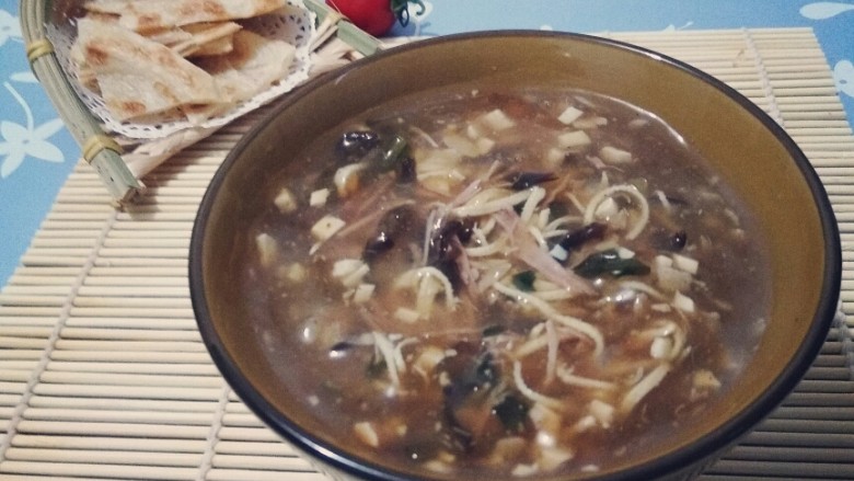 暖胃胡辣汤再冷也不怕!,搭配饼,一份暖胃的早餐就完成啦!