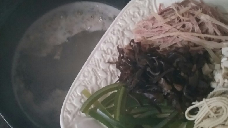 暖胃胡辣汤再冷也不怕!,煮开后加入辅料。