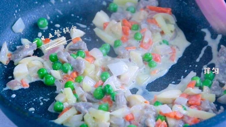 牛肉杂蔬焗饭,牛肉杂蔬铺在米饭上，少许水分一起加入饭中，撒上马苏里拉芝士。
>> 还需要烤，需要加些水，否则饭会烤的很干。
