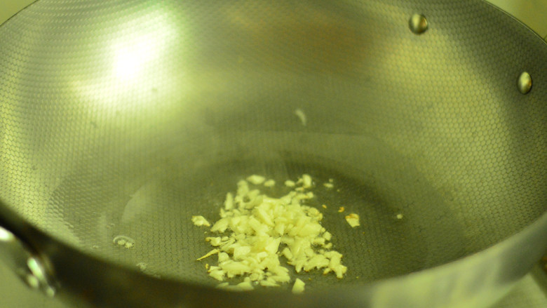 自制绿豆芽,热锅热油,爆香蒜蓉
