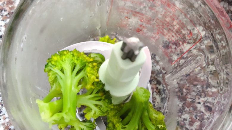 辅食计划+西兰花米糊,放入婴儿辅食机