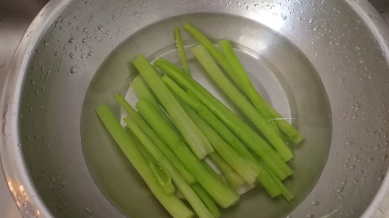 快手早餐&芹菜火腿手抓饼,在用凉水过一下