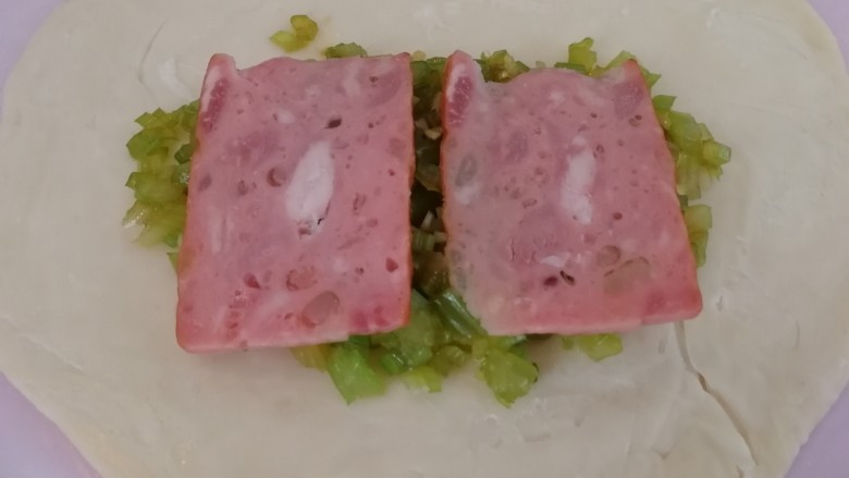 快手早餐&芹菜火腿手抓饼,上面放两片火腿片(如图)