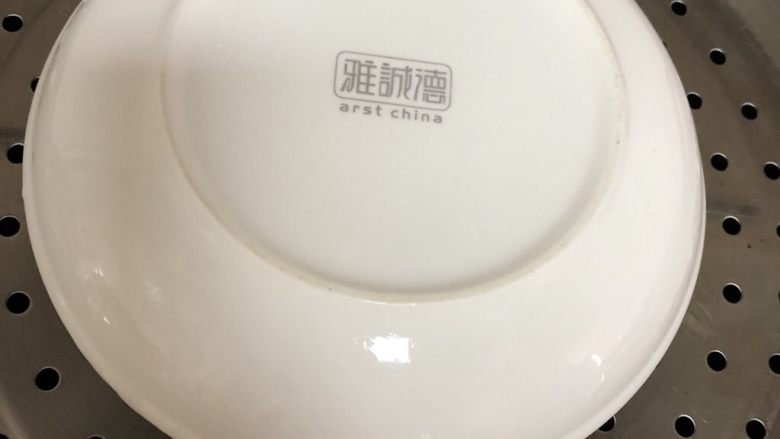 辅食计划+西兰花蛋羹,隔水蒸10分钟(盖上盘子,防止水蒸汽滴入产生气泡)