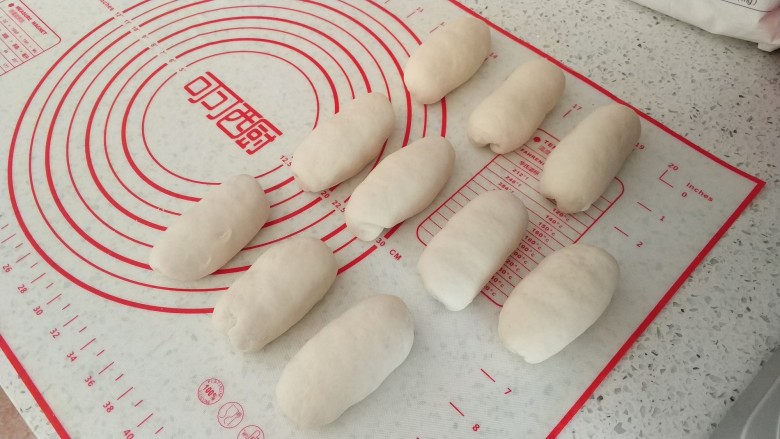 肉夹馍,分成10等份,搓成圆柱形,松弛10分钟。