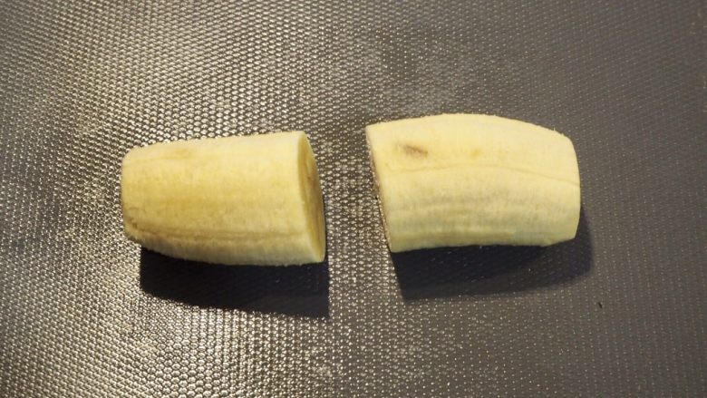 快手营养面包餐,将一根香蕉切成两半,装饰果盘。