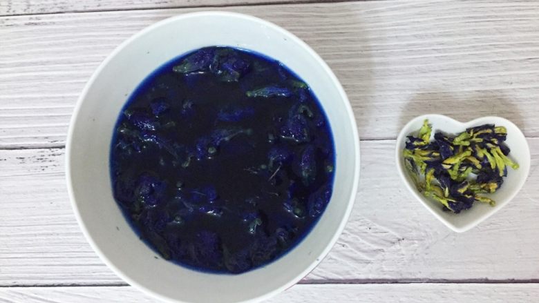 星空全麦果干面包(冷藏发酵),用开水把蝶豆花泡开,晾到室温之后过筛备用,取出165克蝶豆花汁液。