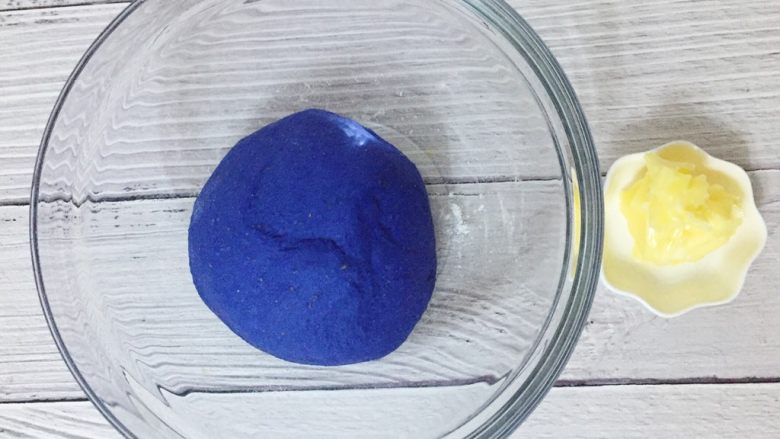 星空全麦果干面包(冷藏发酵),把配方中面团部分除黄油外其他材料放入搅拌桶,搅拌到表面光滑的面团,大概揉15~20分钟,加入黄油继续揉至10分钟至面团为扩展阶段,面团表面光滑为宜