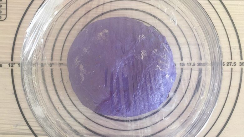 星空全麦果干面包(冷藏发酵),加入干果的面团揉好后,室温盖保鲜膜醒15~20分钟