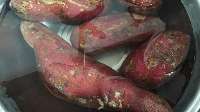 蜜汁烤红薯,红薯泡水一会然后把泥洗去 ,我这个是已经洗去泥的