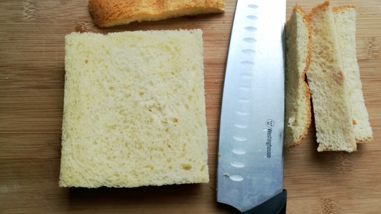 辅食计划十牛油果香蕉卷,取一片土司,去掉四边,留中间部分。