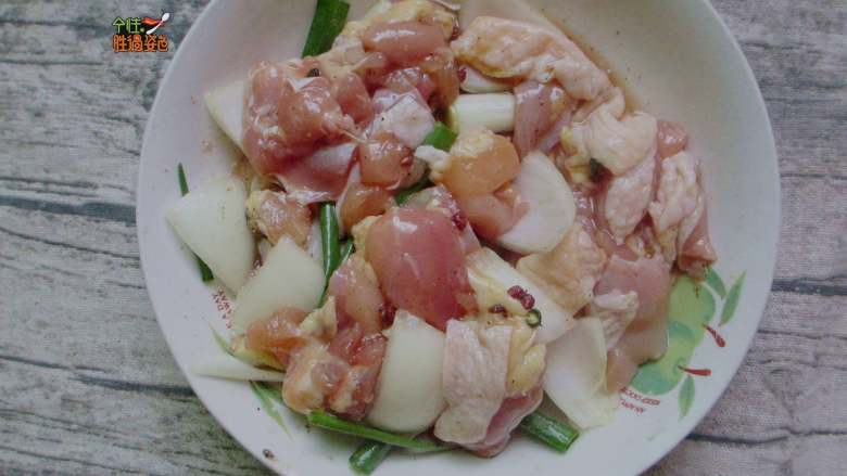 居酒屋必备的照烧鸡肉串,加入<a style='color:red;display:inline-block;' href='/shicai/ 29'>洋葱</a>碎、料酒、白糖、盐、蚝油、生抽抓匀,最后加入1/3蛋白拌匀腌制一个小时入味