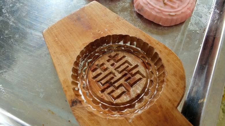 潮汕人家的红桃粿、饭粿、、,粿皮包入粿馅,用模具压出花纹。