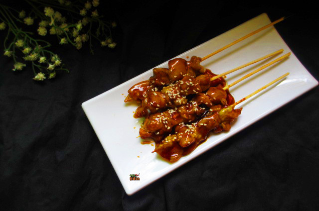 居酒屋必备的照烧鸡肉串,肉汁四溢在口中,甜甜咸咸满口肉香,口感还滑嫩