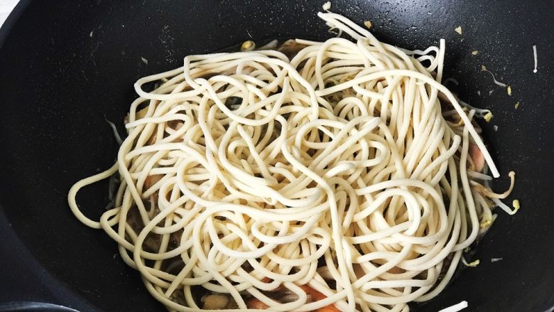 海鲜焖面,铺上鲜面条,盖上锅盖焖1分半钟;