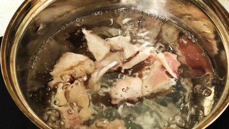 海鲜焖面,鱿鱼飞水45秒;
