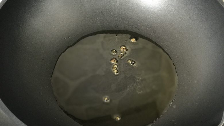 海鲜焖面,炒锅内倒入适量的植物油,放入藤椒粒,炸出香味儿;