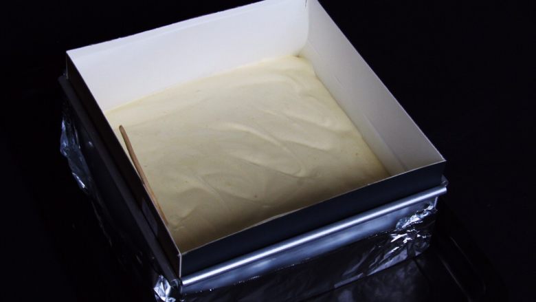 古早味蛋糕,底部包裹锡纸,蛋糕糊倒入模具中,震几下再用竹签划Z字消泡。