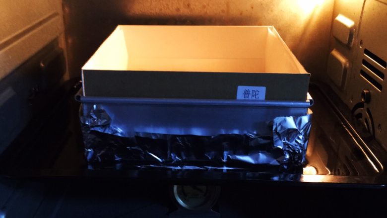 古早味蛋糕,烤箱事先预热,烤盘中放入水,模具坐入水中,烤箱温度150度,烤制时间60分钟。