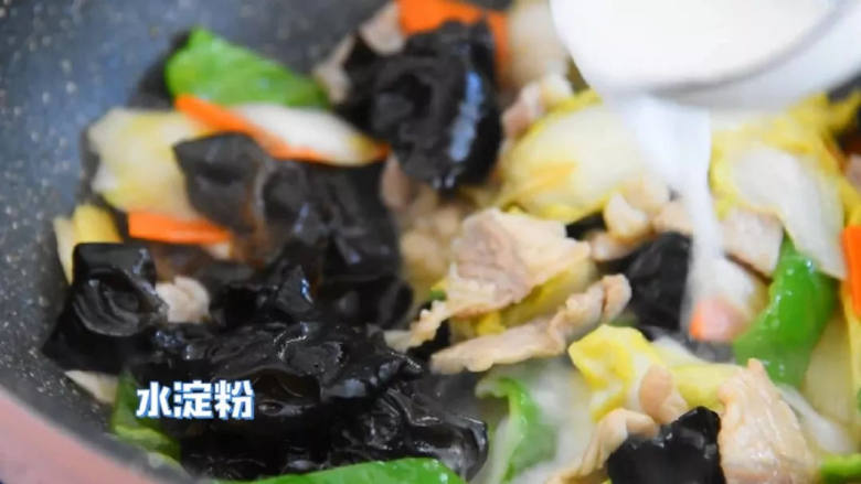 清脆爽口,一道营养均衡品种丰富的小炒就这样诞生了,加入调好的水淀粉,翻炒均匀即可出锅。