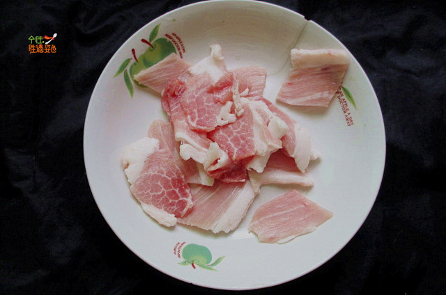 自制粉蒸肉,<a style='color:red;display:inline-block;' href='/shicai/ 428'>五花肉</a>切片,不要太薄了