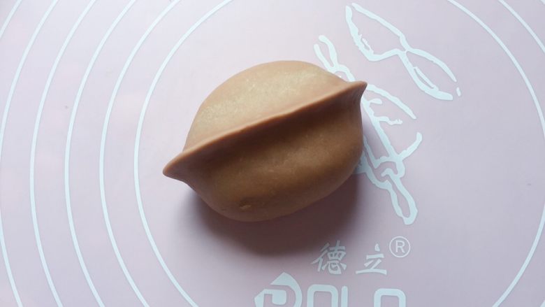 核桃型馒头,中间用手捏出一条凸出的线,捏的稍厚一点高一点,发酵以后会变平的。