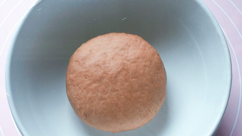 核桃型馒头,盖上保鲜膜发酵至2倍大。(这种天气室温发酵大约30分钟左右即可)