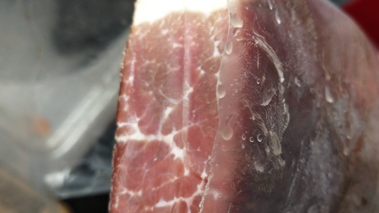 牛肉松,<a style='color:red;display:inline-block;' href='/shicai/ 216'>牛肉</a>放入锅内,大火煮开,再小火慢炖,把肉煮烂