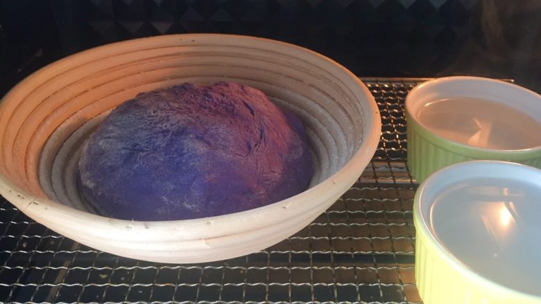 星空全麦果干面包(冷藏发酵),将藤篮放进烤箱打开发酵档位进行二次发酵,32度~35度发酵一个小时,烤箱里放两小碗热水,营造湿润环境