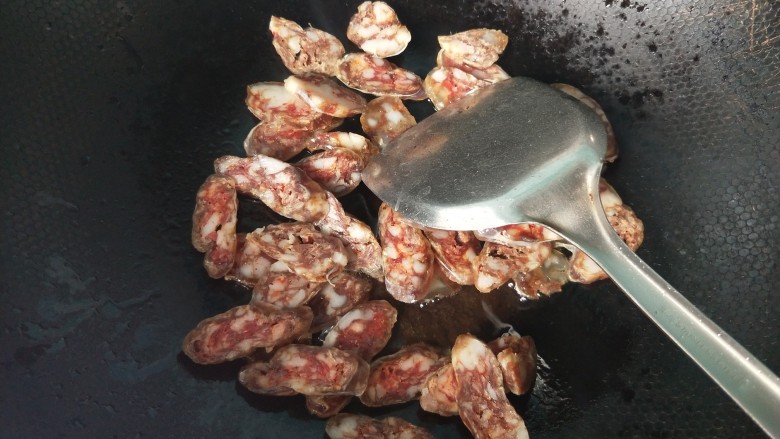 春笋炒腊肠,放入腊肠,小火煸炒。