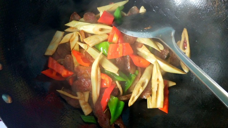 春笋炒腊肠,青椒,红椒断生后,放<a style='color:red;display:inline-block;' href='/shicai/ 756'>鸡精</a>,可以出锅啦!