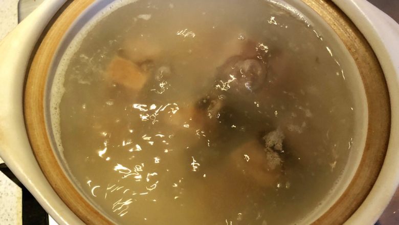 美味又下火的烧骨芥菜汤,煮沸,转小火加盖继续焖煮40分钟。