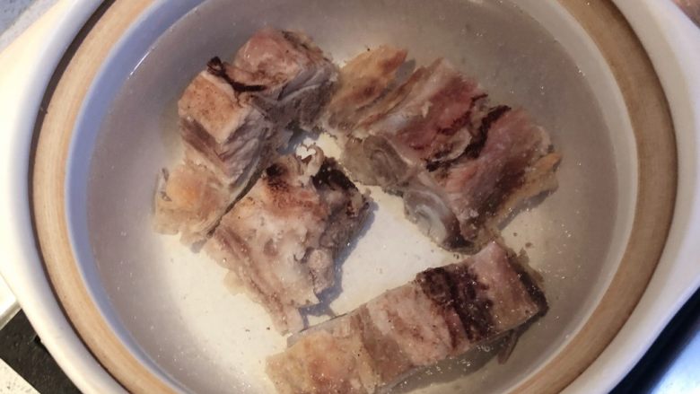 美味又下火的烧骨芥菜汤,另取一锅。加满水,放入烧骨和一片姜。