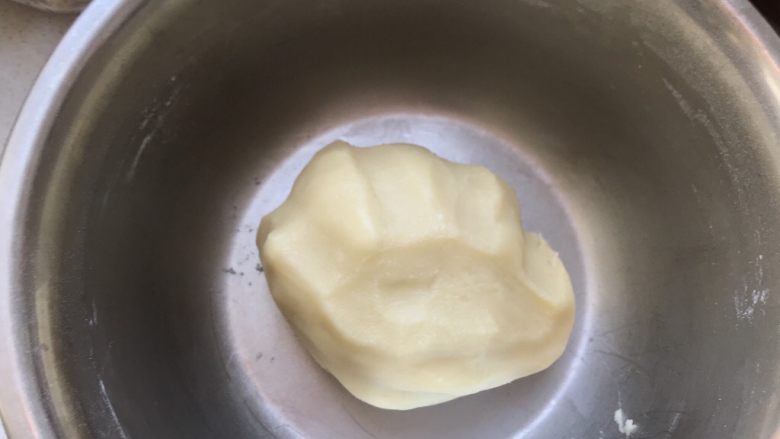 红豆蛋黄酥,将制作油酥的材料混合揉成光滑面团醒发15分钟左右。