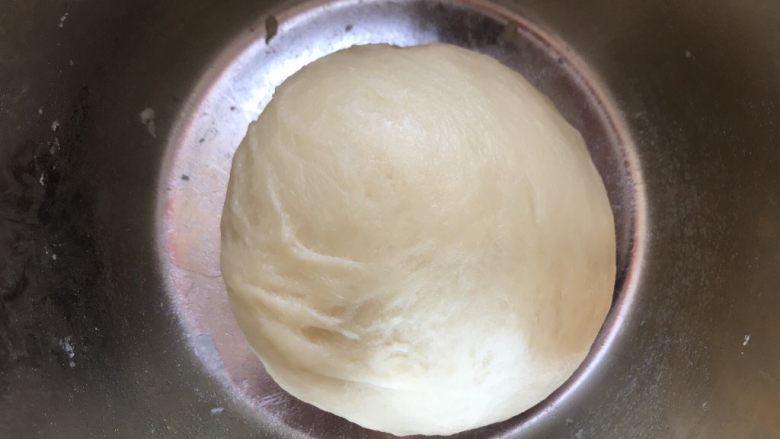 红豆蛋黄酥,将制作油皮的所有材料放在一起揉成光滑面团,有面包机的亲,可以用面包机把面包揉至扩展阶段,手揉的亲就要费点力气才能揉至扩展阶段了。之后盖保鲜膜醒发30分钟左右。