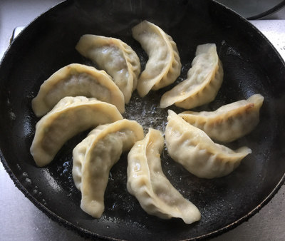 榆钱煎饺&榆钱馅饼,至水分全部蒸发完