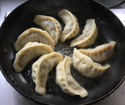 榆钱煎饺&榆钱馅饼,至水分全部蒸发完