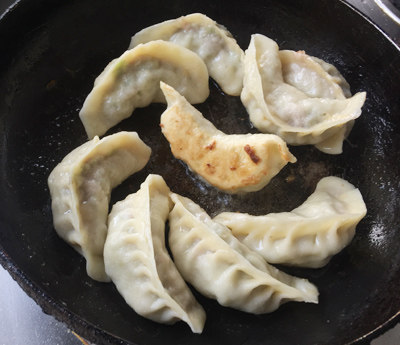 榆钱煎饺&榆钱馅饼,淋食用油小火煎至底部焦黄