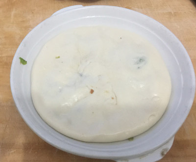 榆钱煎饺&榆钱馅饼,也可以将面团反复揉揣,每揉揣一次加一点水,至面团柔软有筋性,包裹上榆钱馅料,按扁