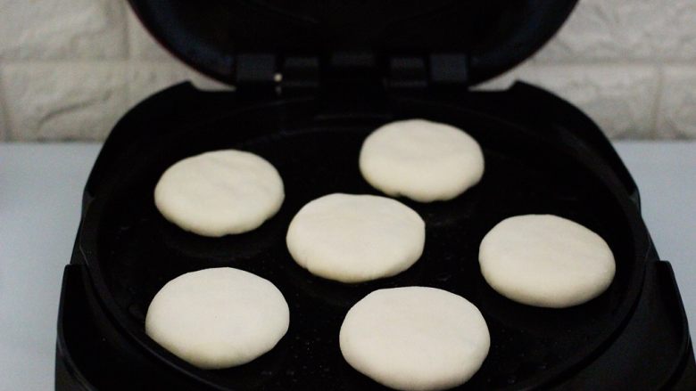 健康养生的茴香豆腐馅饼,把做好的馅饼放到电饼档里