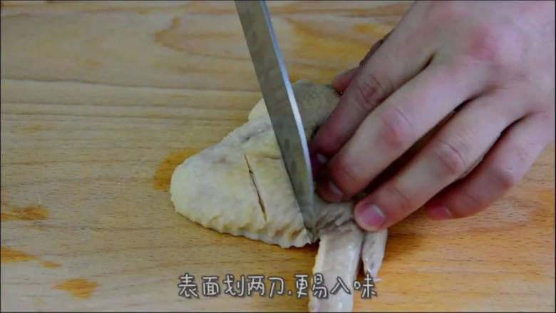 可乐鸡翅,
鸡翅表面划两刀,更易入味。