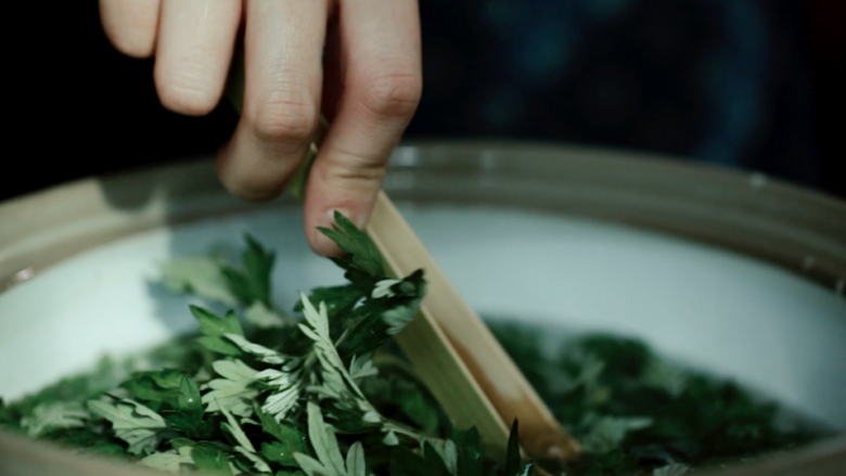 【青麻糍】清明节的仪式感,晾到七成干备用;