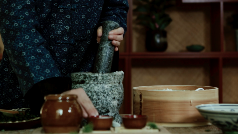 【青麻糍】清明节的仪式感,再切成方形或菱形的小块;