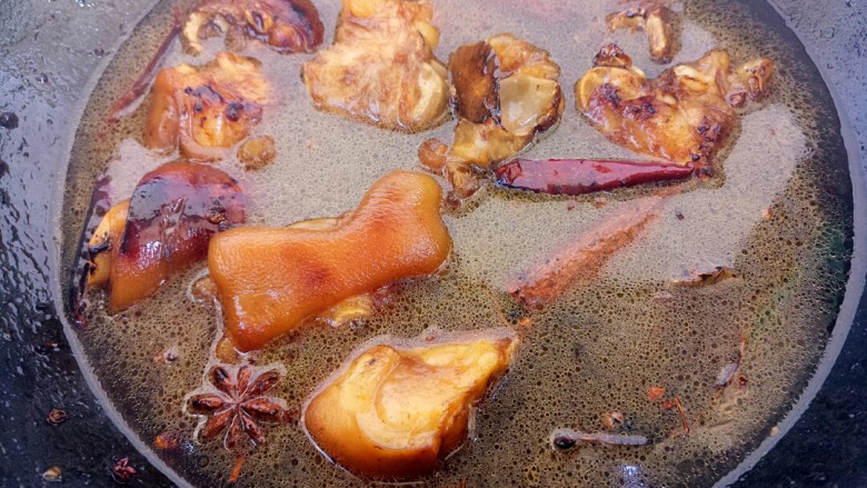红焖猪脚,然后填水,温水即可,没过食材