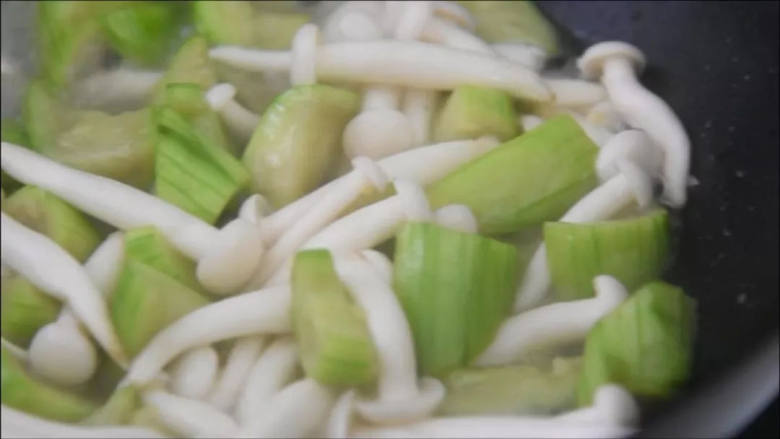 天气渐热,来份清爽又下饭的丝瓜烩白玉菇,翻炒至出粘稠汤汁,放入盐、<a style='color:red;display:inline-block;' href='/shicai/ 10588'>糖</a>翻炒均匀。