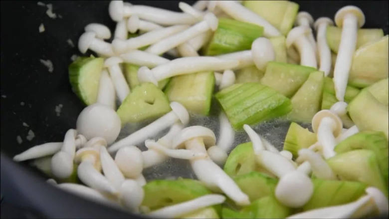 天气渐热,来份清爽又下饭的丝瓜烩白玉菇,翻炒稍煮片刻即可出锅。