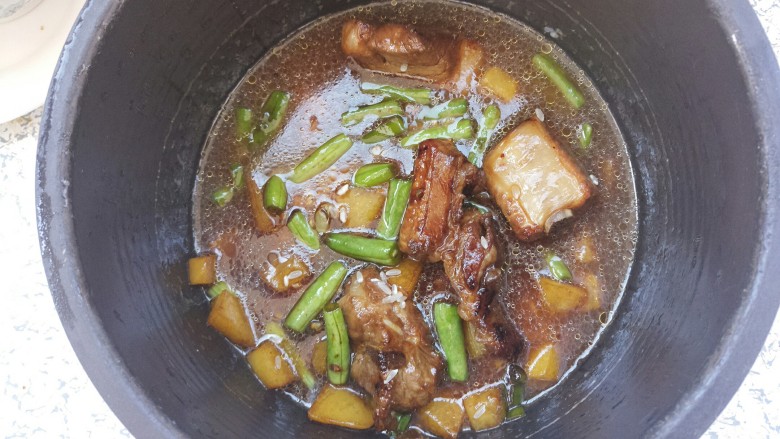 排骨炖豇豆,然后我把它移到电饭煲里,炖30分钟即可